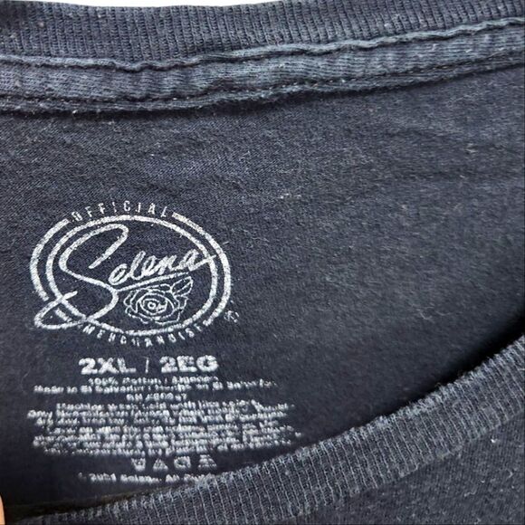 Selena Quintanilla Black T-Shirt Mens Unisex 2XL Red Roses Short Sleeve Official - Picture 2 of 4